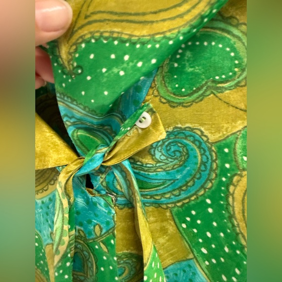 Vintage 1970s Green and Yellow Paisley Women's Top - Picture 3 of 7